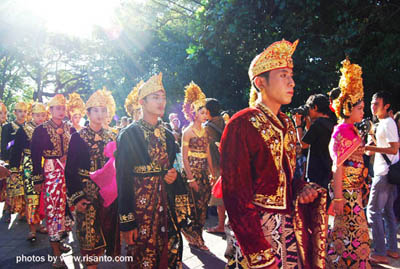 Balinese wedding couple parade