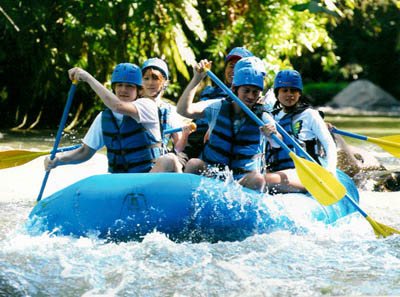 See..how hard I'm paddling while the 2 guys just enjoying the 'going with the flow'..*sigh*..