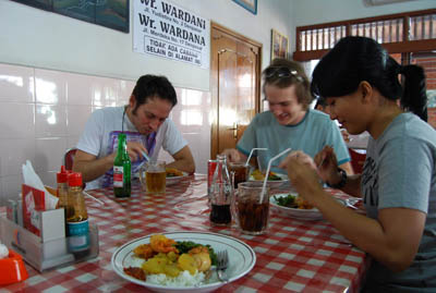 Balinese chicken spicy rice WARDANI (they put lots of ice cubes in Cisco's beer glass...WOTT?!?)