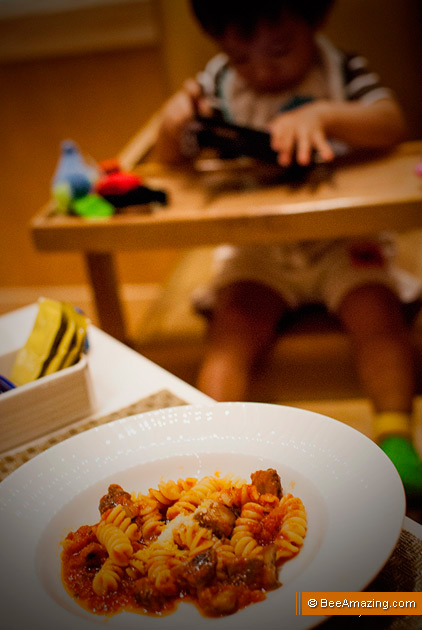 Simple italian dish for 16 months Baby Geo : fusilli with tomato sauce. The high chair needs to be protected on the sides and at the front as the little legs & body could easily slip away. Scary! Please source the correct safety baby chair model!